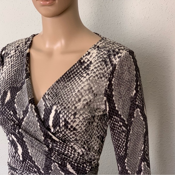Diane Von Furstenberg Silk Jersey Wrap Tie Animal Printed Top Size 4 - Picture 5 of 9
